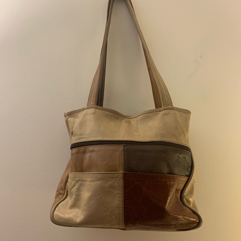 ALL LEATHER HANDBAG.  LOTS OF ROOM INSIDE.